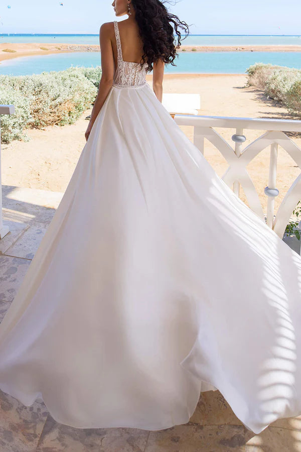 Un esclusivo top quadrato in pizzo con spacchi laterali e abito da sposa in stile bohémien